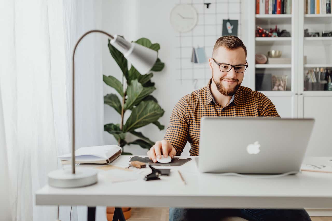 Mann med laptop på hjemmekontor