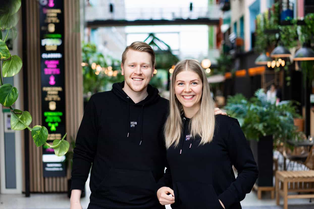 Bilde av Fredrik og Cecilie som ser inn i kamera