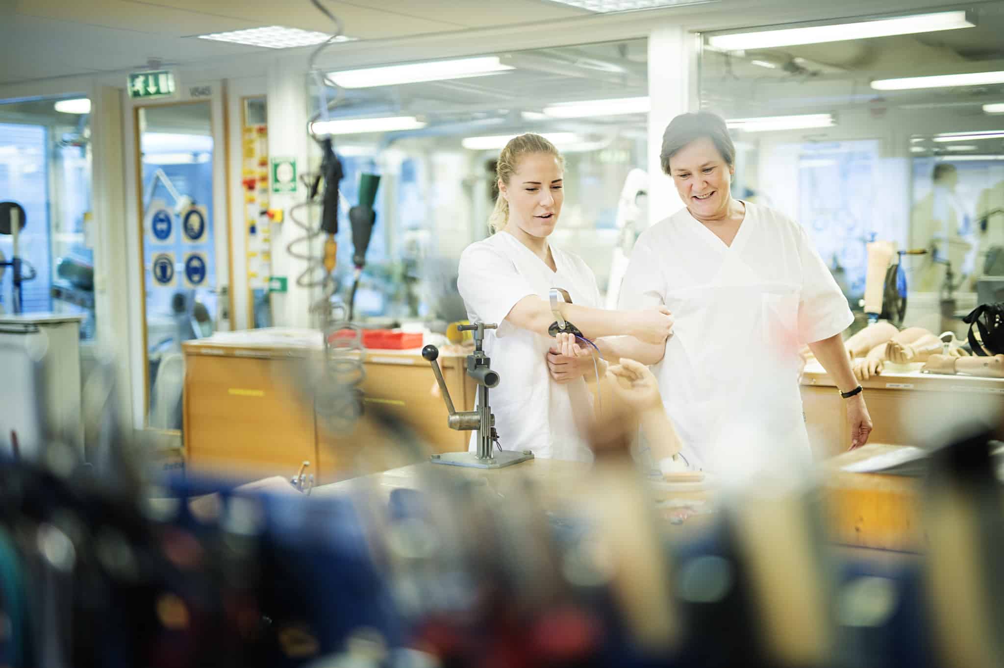 To helsepersonell som snakker sammen