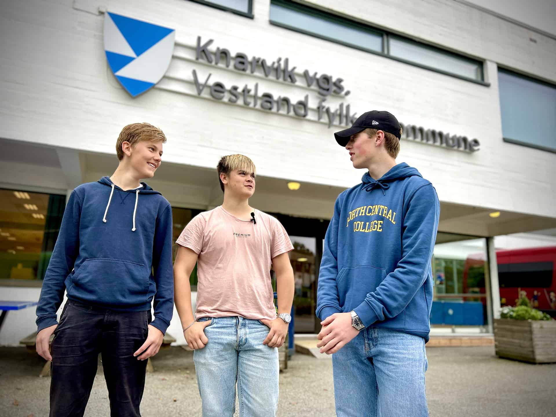 Even, Sondre og Oskar foran Knarvik videregående skole