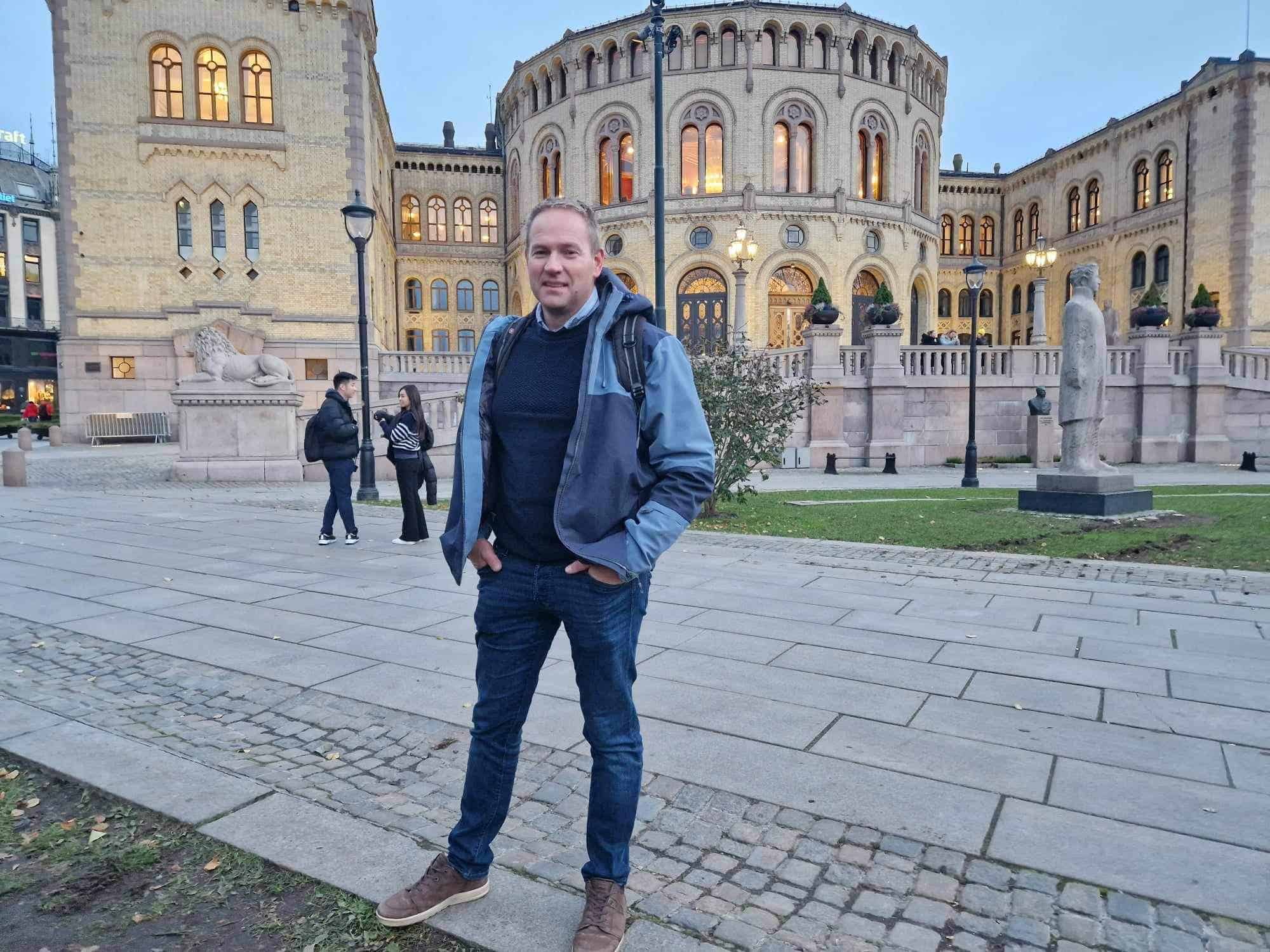 Sigurd Aasen står foran Stortinget