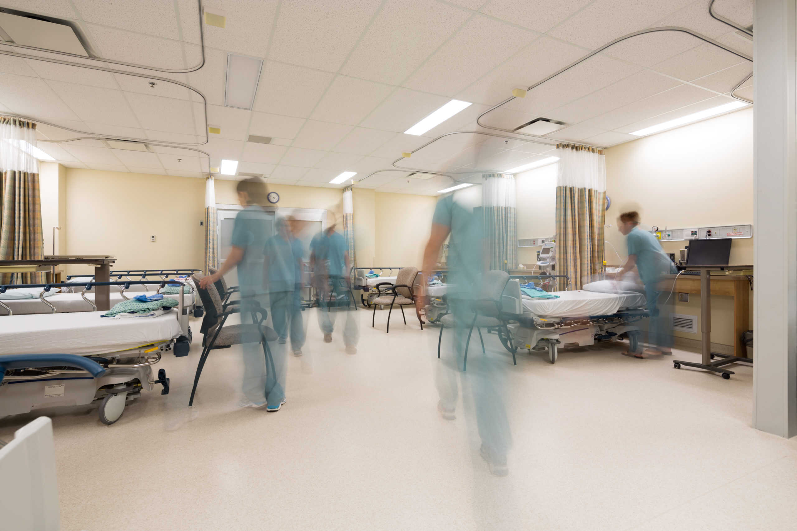 Blurred,Motion,Of,Nurses,Working,In,Pacu,Unit