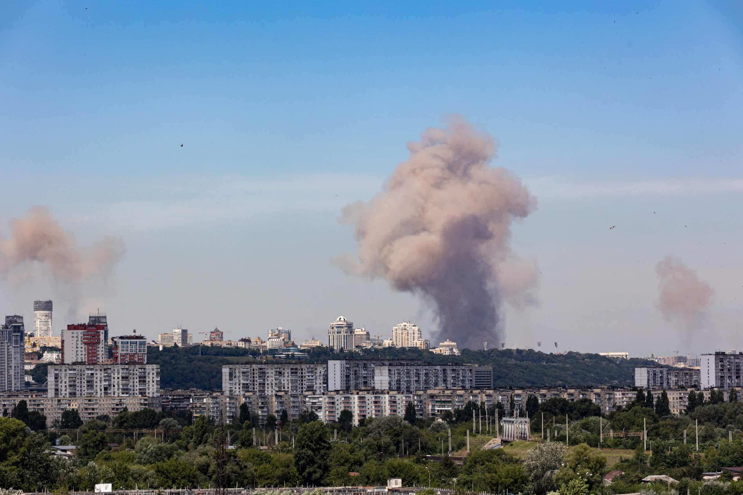 Røyksky etter bombenedslag i Kyiv, Ukraina, 8. juli 2024