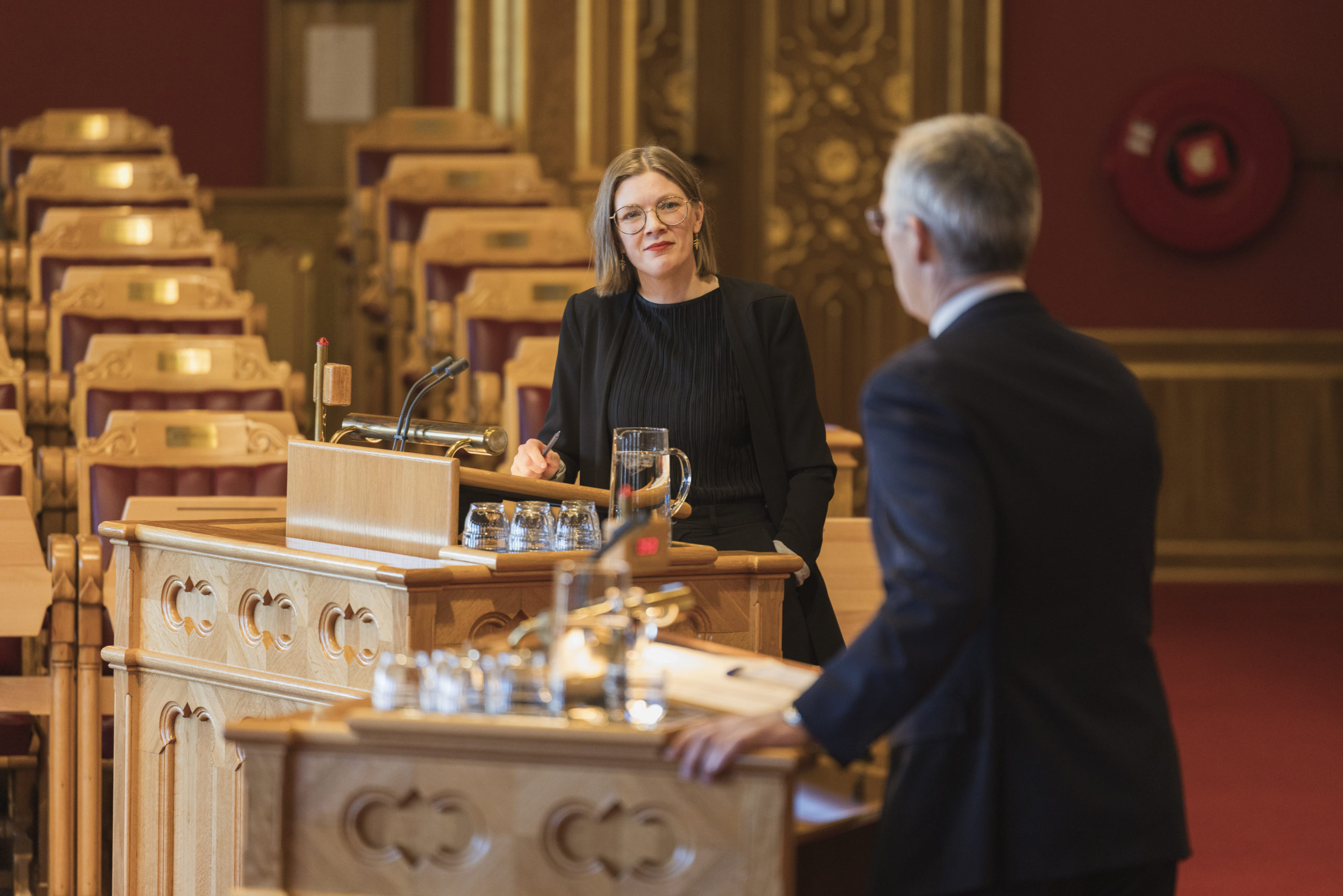 Marie Sneve Martinussen (R) stiller spørsmål til finansminister Jens Stoltenberg (A) under ordinær spørretime. Marie Sneve Martinussen (R) stiller spørsmål til finansminister Jens Stoltenberg (A) under ordinær spørretime.